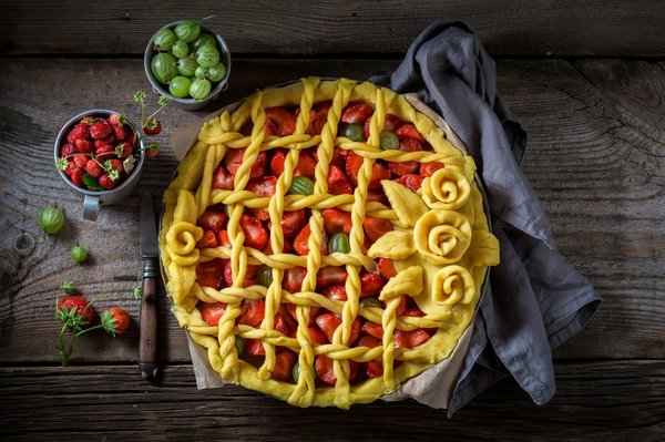 How to Create a Delightful Gourmet Fruit Tart with a Buttery Crust and Fresh Glaze?